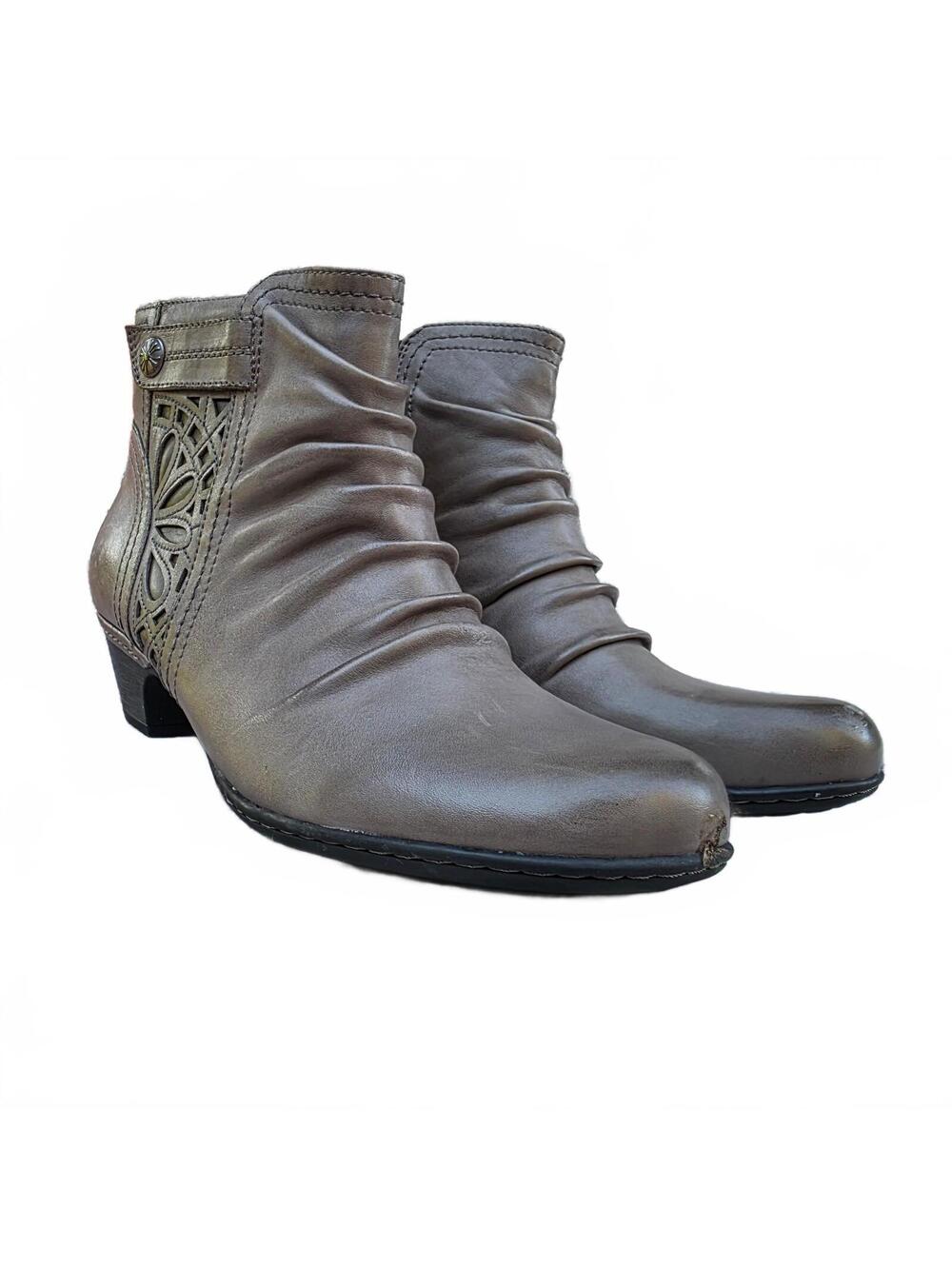 Size 9.5 Rockport brown leather ankle boots